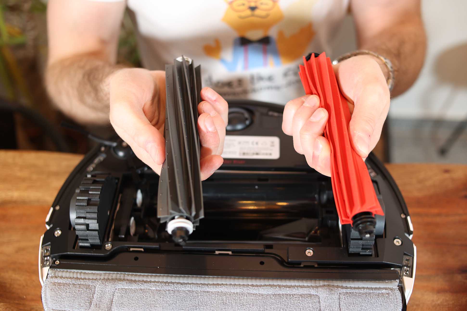 Резиновая щетка Roborock S8 Pro Ultra в руках.